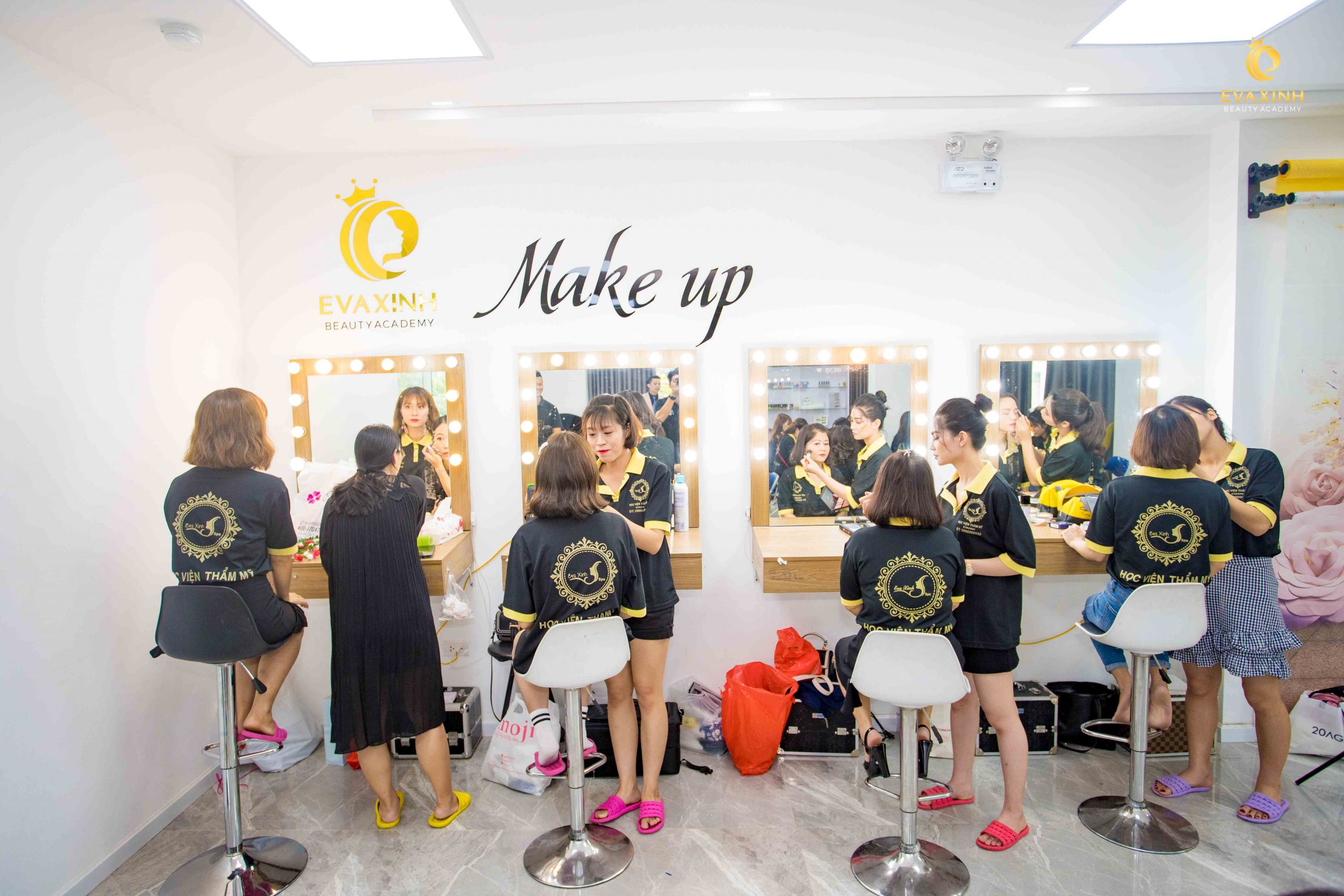 Giá học makeup chuyên nghiệp tại Học viện Eva Xinh
