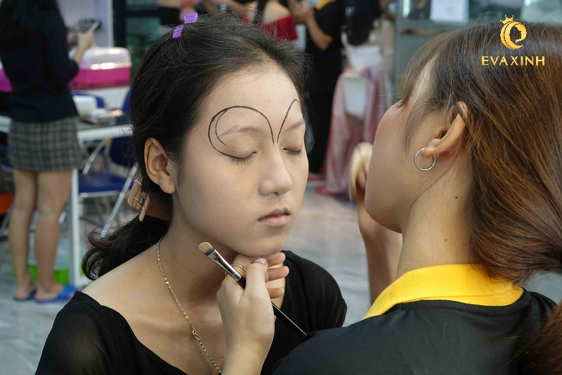 makeup vẽ trên mặt