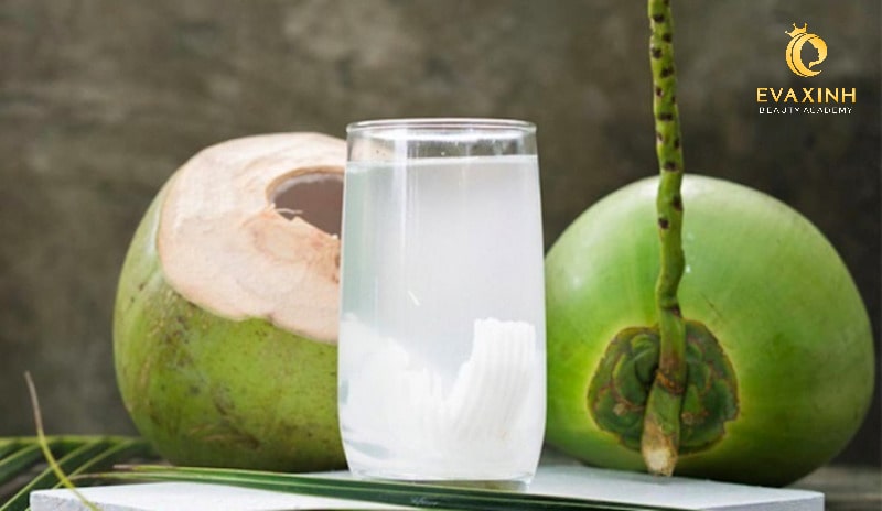 xăm môi uống nước dừa